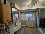 Bad mit Dusche und Wanne - 3 Zimmer Maisonettewohnung mit Balkon und Garage